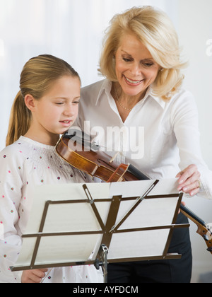 Professeur de violon et student looking at sheet music Banque D'Images