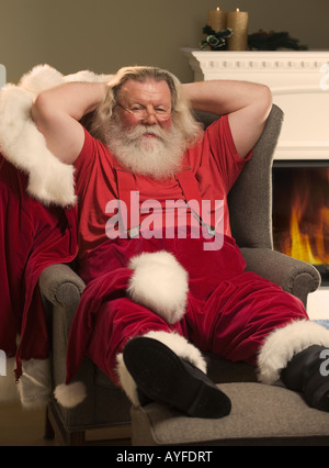 Santa Claus relaxing in armchair Banque D'Images