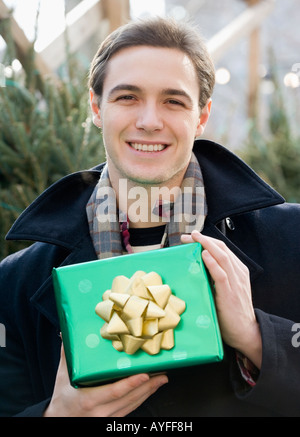Man holding gift Banque D'Images