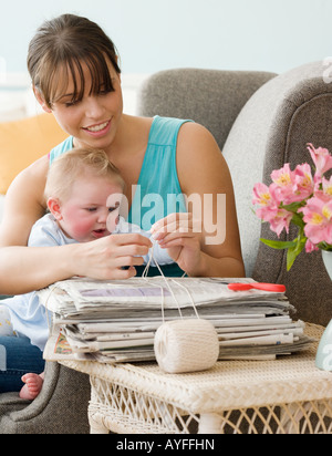 La mère et l'enfant journaux groupement Banque D'Images