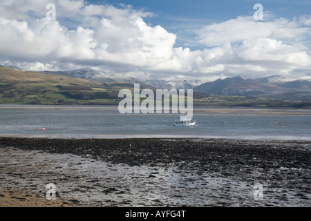 Le détroit de Menai, en regardant de Beaumaris Anglesey vers Snowdonia sur le continent nord du Pays de Galles, Royaume-Uni Banque D'Images