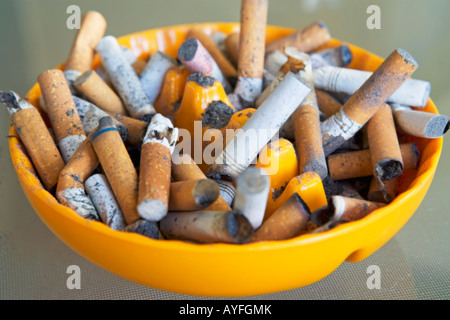 Cendrier rempli de nombreux mégots de cigarettes Banque D'Images