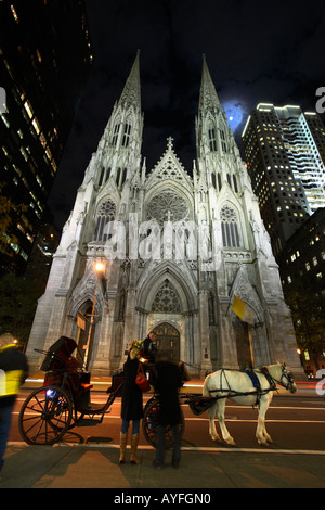 La calèche en face de la Cathédrale St Patrick, New York City Banque D'Images