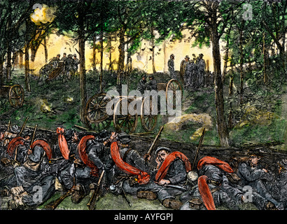 L'attente de l'infanterie confédéré un duel d'artillerie dans les Devils Den lors de la bataille de Gettysburg. À la main, gravure sur bois Banque D'Images