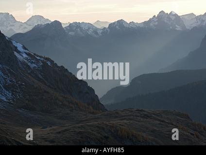 Vue en soirée à l'ouest de la Passo di Giau dans les hautes montagnes. L'Italie. L'automne Banque D'Images