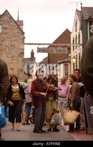 Un musicien JOUE UN VIOLON À LA MARCHÉ de fermiers dans GLOUCESTERSHIRE STROUD UK Banque D'Images