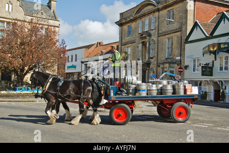 Deux chevaux lourds de Shire tirent une bière autour de Devizes livrant de la bière locale aux auberges de la ville Banque D'Images