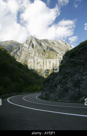 Le Desfiladero de los Beyos dans les Picos de Europa, en Espagne. L'Europe est le plus étroit de la gorge basique Banque D'Images