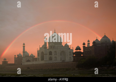 Taj Mahal au lever du soleil avec rainbow, Agra, Inde Banque D'Images