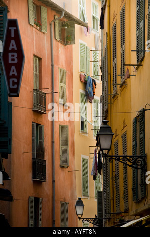 Fenêtres et volets d'un vieux bâtiments à Nice, France Banque D'Images