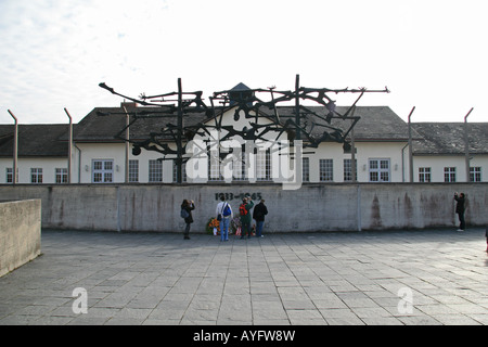 La sculpture commémorative par Nandor Glid dans l'ancien camp de concentration de Dachau, Munich, Allemagne. Banque D'Images