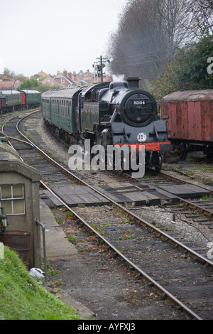 BR 4MT Standard 2-6-4T 80104 entre dans Swanage Banque D'Images