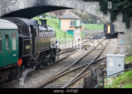 BR 4MT Standard 26 4T 80104 passe sous le pont-route et entre dans la gare de Swanage Banque D'Images