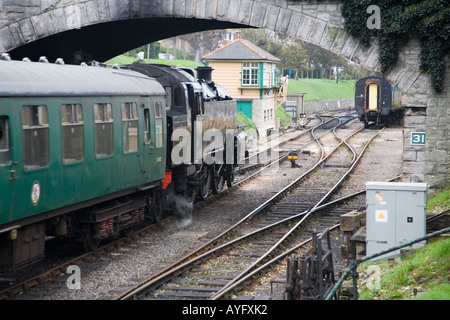 BR 4MT Standard 26 4T 80104 passe sous le pont-route et entre dans la gare de Swanage Banque D'Images