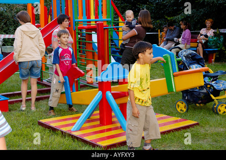 Sur un terrain de jeu pour enfants Banque D'Images