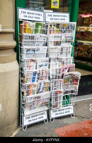 Des journaux internationaux sur un kiosque à Manchester UK Banque D'Images