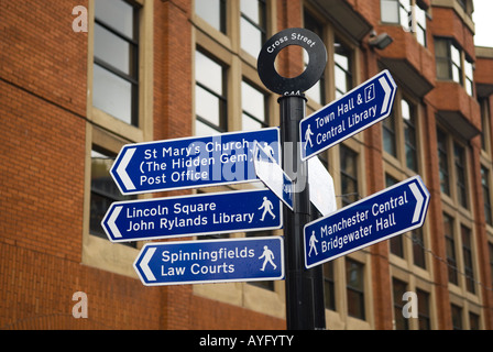 La signalisation routière dans le centre-ville de Manchester UK Banque D'Images