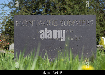 Pierre tombale du cimetière Montague Summers, Richmond, Surrey, Angleterre Banque D'Images