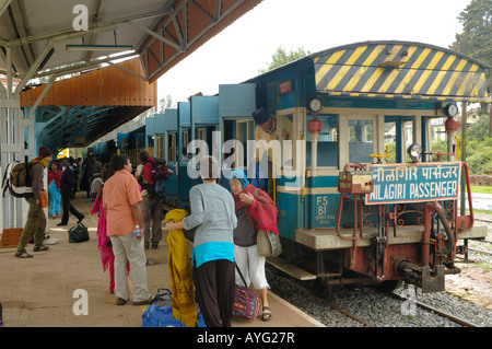 Les passagers à bord du train de montagne Nilgiri à Ooty railway station. L'Inde, le Tamil Nadu, Udhagamandalam (Ooty). Banque D'Images