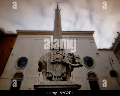 Bernini conçu cet éléphant à transporter l'obélisque de la Santa Maria Sopra Minerva sur la Piazza della Minerva à Rome Italie Banque D'Images