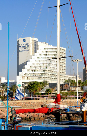 Eilat , l'hôtel Isrotel Royal Beach Hotel de la spirale quay Centre sur Mer Rouge , avec étoile de David du drapeau national en premier plan Banque D'Images