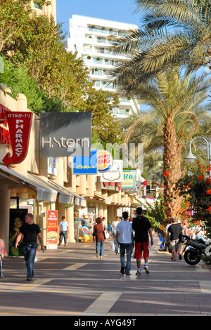 Eilat , vue de l'Est ou au nord, promenade avec des magasins et l'hôtel isrotel royal beach hotel & people walking Banque D'Images