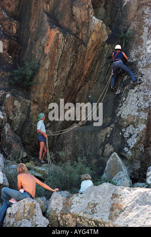 Grimpeurs scaling Fischer s Tower in Hell s Gate Gorge Lake Naivasha Kenya Afrique de l'Est Banque D'Images