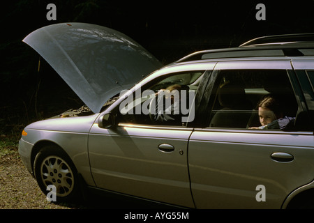 Mère et fille dans la voiture en panne le long d'une route de campagne et de montrer leur frustration l'État de Washington, USA Banque D'Images