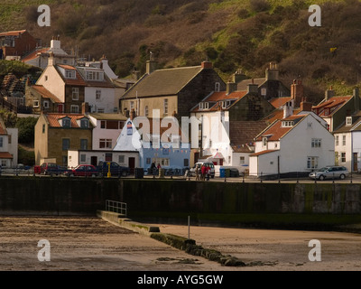 Harbourside traditionnels cottages dans le village historique de Staithes North Yorkshire Angleterre UK Banque D'Images