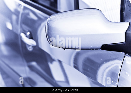 Gouttes d'eau sur les tons bleus miroir arrière Banque D'Images