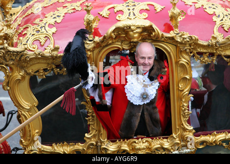 Le maire de Londres, John Stuttard se penche hors de sa fenêtre du chariot pendant qu'il part la Cathédrale St Paul Banque D'Images