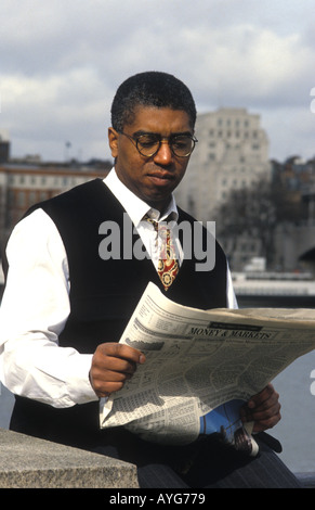 Business Man reading newspaper in London Banque D'Images