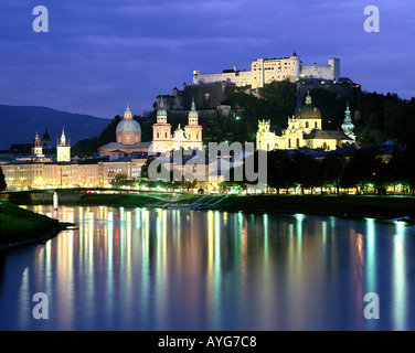 - À Salzbourg : Ville et Festung Hohensalzburg (Château) par nuit Banque D'Images