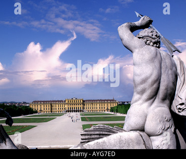 - À VIENNE : Château de Schönbrunn et ses jardins avec fontaine de Neptune en premier plan Banque D'Images