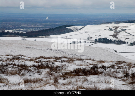 Vue d'hiver à partir de la Cat au cours de violon Macclesfield et la Plaine du Cheshire avec l'observatoire de Jodrell Bank éclairées par le soleil Banque D'Images