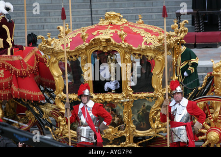 Le maire de Londres, John Stuttard se penche hors de sa fenêtre du chariot pendant qu'il part la Cathédrale St Paul Banque D'Images