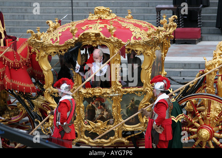 Le maire de Londres, John Stuttard se penche hors de sa fenêtre du chariot pendant qu'il part la Cathédrale St Paul Banque D'Images