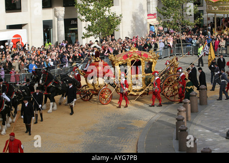 Le maire de Londres, John Stuttard arrive à l'extérieur de la Cathédrale St Paul pour une bénédiction. Banque D'Images