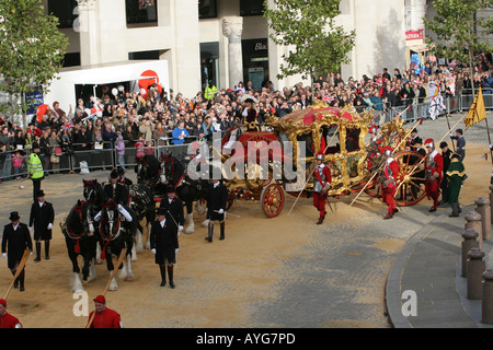 Le maire de Londres, John Stuttard arrive à l'extérieur de la Cathédrale St Paul pour une bénédiction. Banque D'Images