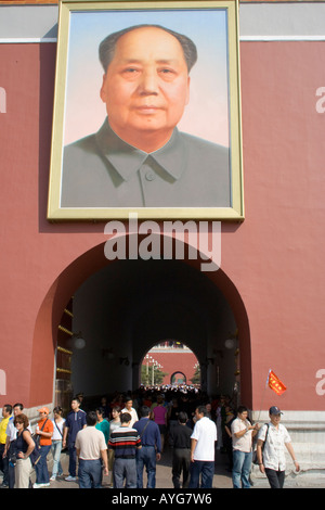 Touristes sous portrait de Mao et porte de la paix céleste Beijing Chine Banque D'Images