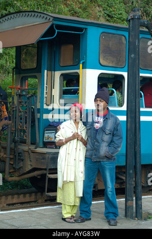 L'Inde, Tamil Nadu. Couple indien posant devant le Nilgiri Mountain Railway sur un arrêt entre Ooty et Metapulayam. Banque D'Images