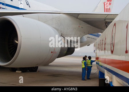 Le personnel au sol d'un avion de ravitaillement aérien de la Chine d'un camion de carburant de l'aéroport International Capital Beijing Chine Chine PEK BJS Banque D'Images