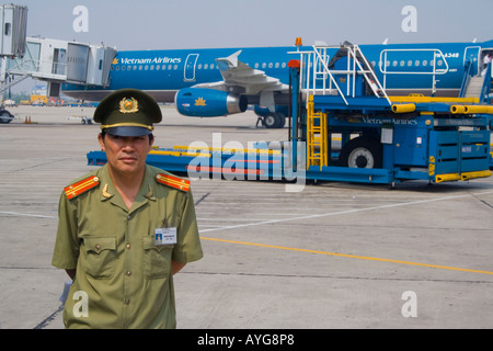 La sécurité vietnamienne Vietnam Airlines Avion Hanoi Vietnam Airlines International HAN Banque D'Images