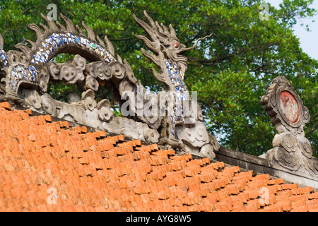 Dragon sur le toit orné Temple de la littérature Hanoi Vietnam Banque D'Images