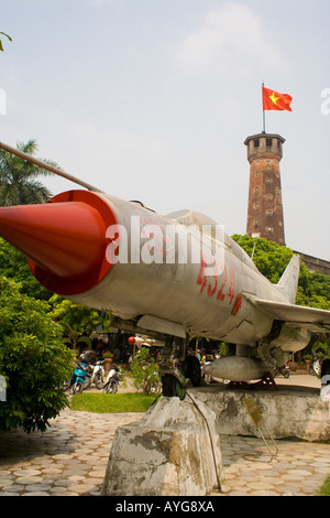 L'Armée de l'air vietnamienne soviétique Mig 21 en face de Cot Co la tour octogonale Army Museum Hanoi Vietnam Banque D'Images