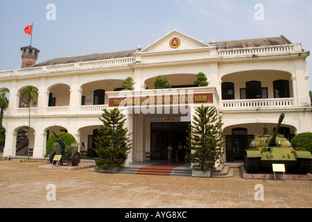 Musée de l'armée de la cour est remplie d'armes américains et vietnamiens Hanoi Vietnam Banque D'Images