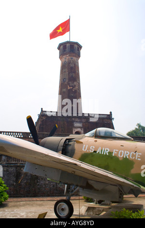 L'USAF capturés AD 6 Skyraider en face de la tour du pavillon octogonal Musée de l'Armée de Hanoï Vietnam Banque D'Images