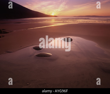 IE - Comté de Mayo : Coucher de soleil à Doogort Strand sur Achill Island (Côte Atlantique) Banque D'Images