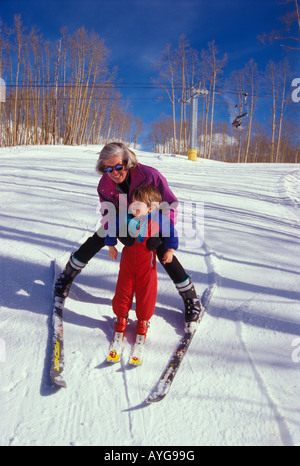 Un garçon de trois ans reçoit une leçon de ski de sa grand-mère Banque D'Images