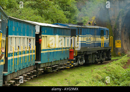 L'Inde, Tamil Nadu. Chemin de fer de montagne Nilgiri entrant dans un tunnel entre Ooty et Coonoor. Banque D'Images